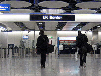 Pasajeros abordando en el aeropuerto de Heathrow, Londres, Inglaterra
