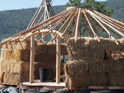 Le abitazioni costruite con materiali naturali come la paglia sono sempre più diffuse perché offrono un ottimo isolamento termico ed ecologico
