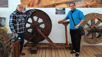 Roque Albert (a la derecha), fundador del Museo del Cáñamo, muestra una mena o rueda de hilar