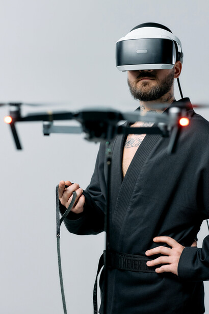 Rapaz configura drone estando imerso em realidade virtual