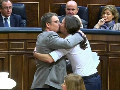 El beso de Pablo Iglesias y Xavier Domènech