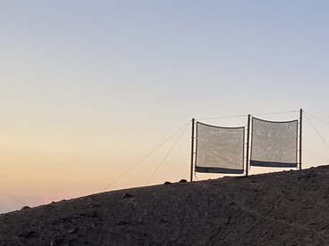 La investigación integró recorridos de campo, registros audiovisuales y el intercambio cotidiano con científicos, técnicos y artistas residentes. Estación Atacama UC – Alto Patache, perteneciente a la Pontificia Universidad Católica de Chile