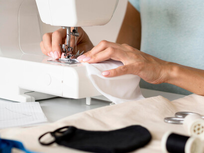 Dans l’atelier, le temps ralentit. Chaque couture révèle la précision et la patience qui fondent les métiers d’art