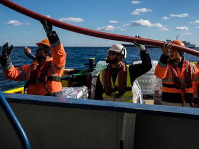 Rifornimento di viveri in mare per la Sea Watch 3
