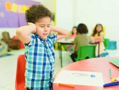 Niño con Trastorno del Espectro Autista en un momento de sobreestimulación