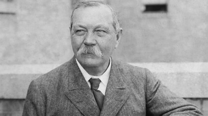 Sir Arthur Conan Doyle ​ fue un escritor y médico británico de ascendencia irlandesa