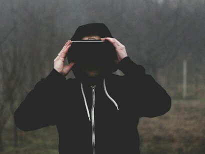 La interacción entre el usuario y el mundo digital se simula por medio de un teclado o dispositivos como un casco montado en la cabeza (HMD), guantes, monos u otros softwares