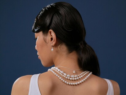 Mulher com colares e brincos de pérolas. No século XX, Coco Chanel popularizou o uso das pérolas como um acessório essencial para a mulher moderna