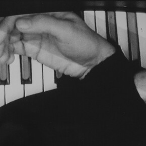 Gesti sul Piano, 1975, fotografia in bianco e nero, 12x17,4 cm. 