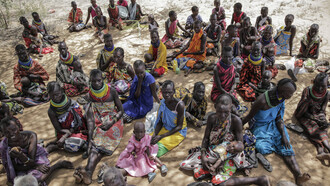 Aldeanos se reúnen durante una visita del secretario general adjunto de Asuntos Humanitarios de las Naciones Unidas, Martin Griffiths, en el pueblo de Lomoputh, en el norte de Kenia, el 12 de mayo de 2022