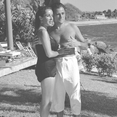 Elizabeth Taylor y su esposo, el productor Mike Todd, en Acapulco, México