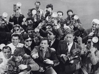 Image du film : une nuée de photographes se presse en tumulte, parmi lesquels Paparazzo, incarnation originelle d’une célébrité traquée jusqu’à la frénésie