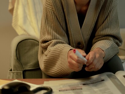 Mulher em busca de vaga de trabalho. Diz-se que o português é invejoso, pois está sempre a cobiçar aquilo que o vizinho tem. Não é cobiçar o que deram às forças de segurança e aos professores, no entanto as estas profissões deram-lhes um subsídio e descongelaram-lhes as carreiras, respetivamente. E então as restantes profissões: donas de casa, juízes, camionistas, operadores de supermercado, médicos, auxiliares de saúde, etc.? 