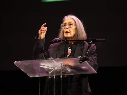 Anne Carson se inspira en los clásicos, pero nos transmite su particular visión y su voz personalísima y audaz que la convierten en una de las voces más hermosas de la literatura contemporánea. Lectura de los finalistas de los Premios Nacionales del Libro 2024. Centro Skirball de la Universidad de Nueva York, EE.UU.