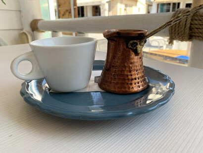 El briki es una cazuelita con mango largo y que sube hacia arriba, para no quemarte… Café griego en Almírida, julio 2021, Creta, Grecia