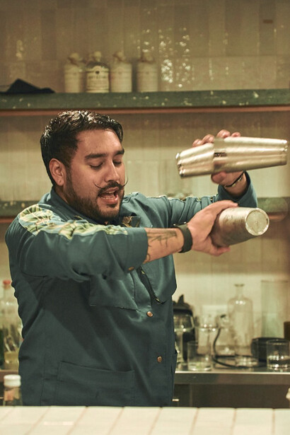 César Montilla es un mixólogo venezolano que encontró en la barra un espacio de creación, aprendizaje constante y contacto humano, tras haber dejado en pausa sus estudios de ingeniería