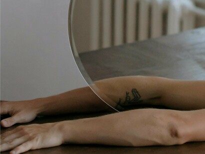 Braccia riflesse nello specchio. Con il passare del tempo, l'immagine riflessa nello specchio interiore si arricchisce di elementi emotivi