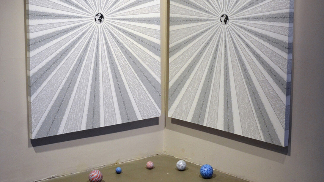 Alessandro Moreschini, Crescita e sviluppo insostenibili, tempera acrilica su tela e legno, 2 tele 100 x 150 + 12 sfere, totale 150 x 200 x 100 cm, 2013