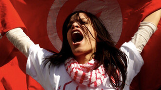 Femme tunisienne dans une manifestation pour maintenir le CSP : constitué par une série de lois progressistes promulguées le 13 août 1956, il vise à l'instauration de l'égalité entre l'homme et la femme dans de nombreux domaines
