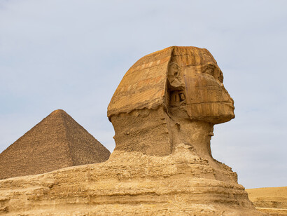 La Gran Esfinge de Guiza​​ es una escultura monumental que se encuentra en la ribera occidental del río Nilo, en la ciudad de Guiza, Egipto