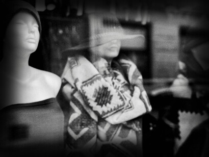 Vitrine de roupas chiques fast fashion