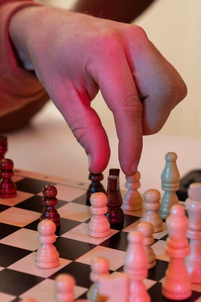 Milei logró disminuir la inflación mensual de dos dígitos a uno, alcanzando un 2,7% en octubre de 2024, aunque a costa de un impacto significativo en los sectores vulnerables