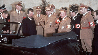 Settembre 1937- Porsche e Hitler davanti a un prototipo