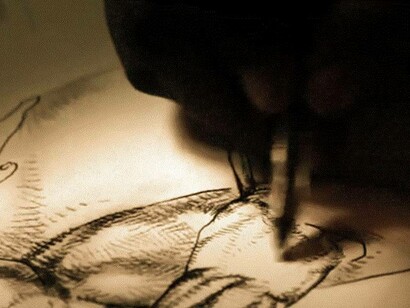 L'artista Giovanni Manzoni Piazzalunga mentre disegna
