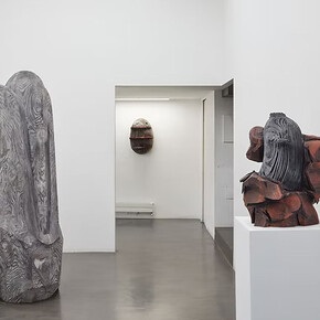 Aron Demetz, Racconti brevi, vista della mostra. Cortesia di Galleria Anna Marra