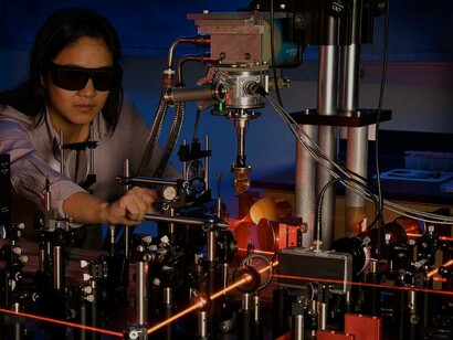Esecuzione di misure di spettroscopia con pompa UV e sonda terrahertz per studiare la dinamica dei portatori in materiali ALGaN su scala nanometrica