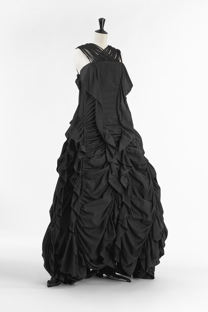 Yohji Yamamoto, Ensemble met wijde jurk in katoen, versierd met ruches en gedrapeerde stroken, met baleinen in kunststof in de rok, en koorden in kunstvezel over de schouderpartij, L/Z 2008 Bruikleen MoMu – Modemuseum Provincie Antwerpen, Foto: Stanny Derderen