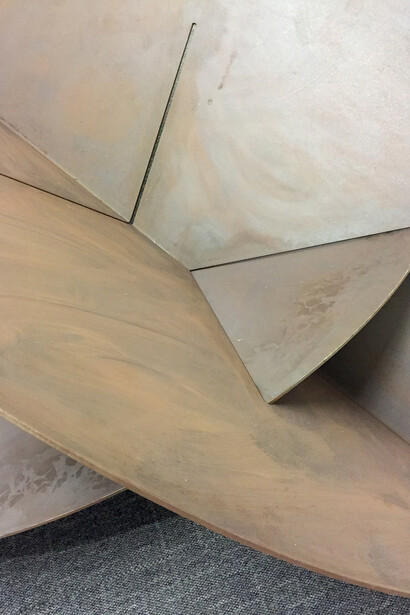 Dobras, 2015, Steel, 90 x 210 x 210 cm, photo: Christiana Carvalho
