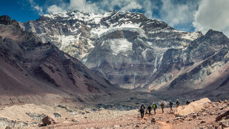 La cordillera de los Andes, una impresionante cadena montañosa, atraviesa el continente y ofrece oportunidades para experiencias únicas en la naturaleza