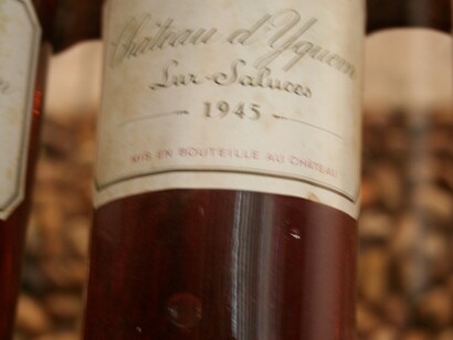 Una bottiglia di Château d’Yquem del 1945. Ogni partita di uve viene vinificata separatamente, consentendo una micro-vinificazione di precisione e un assemblaggio finale estremamente curato
