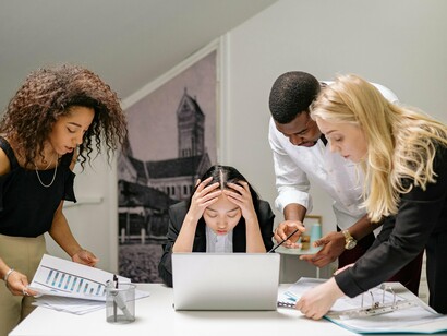 Em muitos momentos pensou em desistir. Muitas vezes engoliu a seco comentários que ouvia nos corredores da empresa: piadas sobre pessoas negras e pobres, o cabelo que era considerado “o padrão”, a objetificação dos corpos negros. Mas, decidiu deixar a sua lente míope ativa para sobreviver