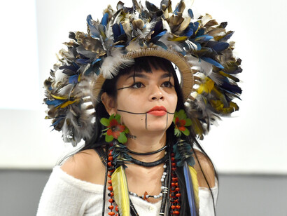 A ativista Txai Suruí no Simpósio Internacional Povos Indígenas: Natureza e Justiça, no Auditório do Superior Tribunal de Justiça, ano 2023. Foto de Gustavo Lima/STJ 