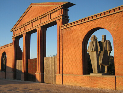 Memento Park es un museo al aire libre en Budapest, Hungría, que aloja estatuas monumentales y placas esculpidas del período comunista de Hungría (1949-1989)