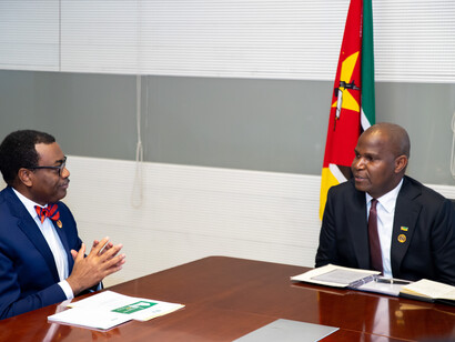 Encontro do Presidente Adesina (Nigéria) com o Presidente de Moçambique, Daniel Chapo. São nacionais tirando proveito de nacionais que sofrem com o mesmo sistema instalado a mais de cinquenta anos que apregoa medo e terror nos seus cidadãos pela sua forma de governação