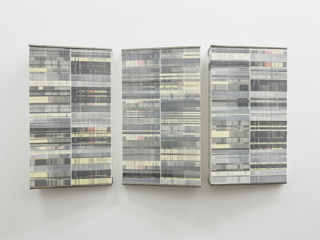 Vista de exposição (detalhe), Mafalda Santos, Carta em três estrofes #1-#2-#3, 2015, papel impresso, estrutura de ferro, 90 x 50 cm x largura variável (cada), foto: João ferro Martins, Imagem cortesia das artistas e 3+1 Arte Contemporânea, Lisboa.
