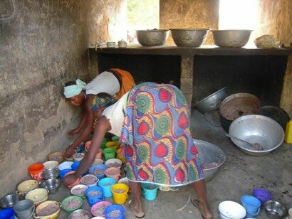 Donne preparano i pasti degli animali