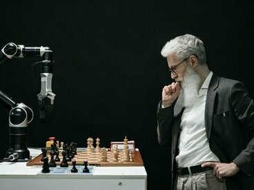 Homem joga xadrez com um robô. O aprendizado de máquina, hoje, supera o raciocínio humano em cálculos, correlações instantâneas, reconhecimento de padrões em determinados contextos, como, por exemplo, leituras faciais e outros