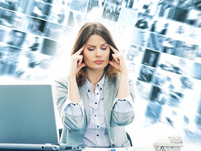 Una trabajadora intentando relajarse entre tantas tareas