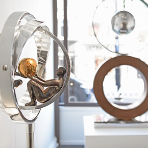 Lorenzo Quinn, Centre Of My Universe. Courtesy of Halcyon Gallery