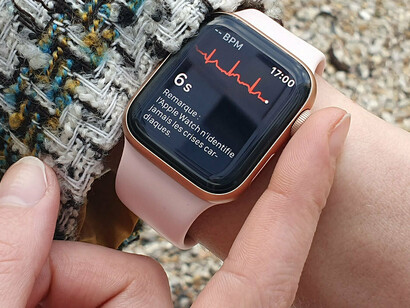 Poggiando il dito sulla corona dello smartwatch acquisisce in 30 secondi un elettrocardiogramma (ECG) a singola derivazione