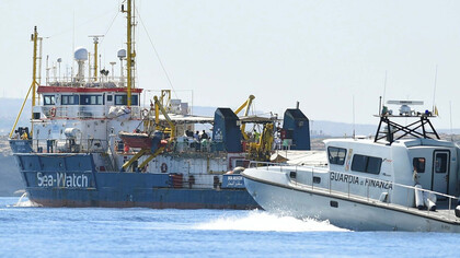 La Sea-Watch 3 seguita dalla Guardia di Finanza