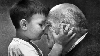 Un abuelo con su nieto