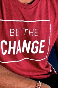 Le t-shirt à message fait son grand retour, plus radical et plus politique