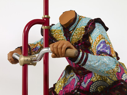 Yinka Shonibare MBE. Girl on Flying Machine, 2008. Manichino, stoffe batik, acciaio, gomma e alluminio, 165 x 170 cm Ø. Foto: Stephen White. Courtesy dell’artista, Stephen Friedman Gallery, Londra e James Cohan Gallery, New York SUPERFLEX