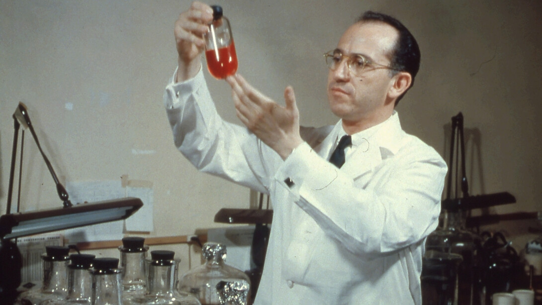 Jonas Salk en su laboratorio