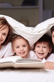Un padre y una madre con sus dos hijos